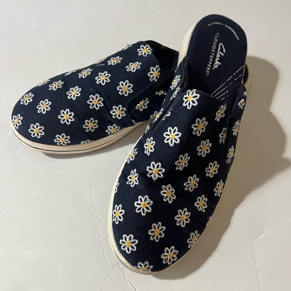 Clarks Cloudsteppers Breeze Shore Mule Slip-ons Blue Embroidered Daisies size 10